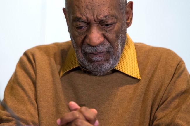 Acusan formalmente a Bill Cosby por agresión sexual; paga fianza de 1 mdd