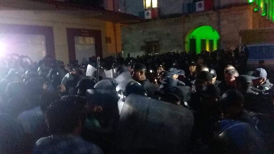 Gas lacrimógeno y cohetones: Maestros y policías se enfrentan en el centro de Oaxaca