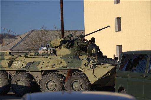 Fuerzas rusas entran a tiros a base aérea ucraniana en Crimea