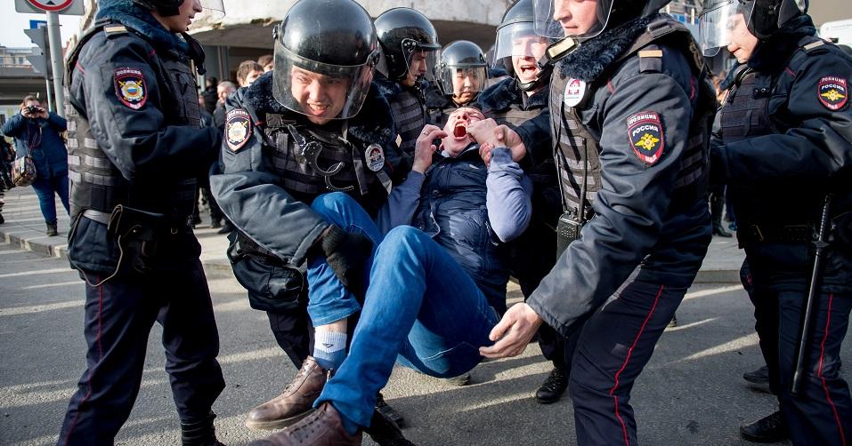Detienen a más de 700 personas durante protestas contra la corrupción en Rusia