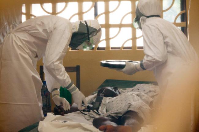 Liberia toma medidas contra ébola; eminente médico, última víctima