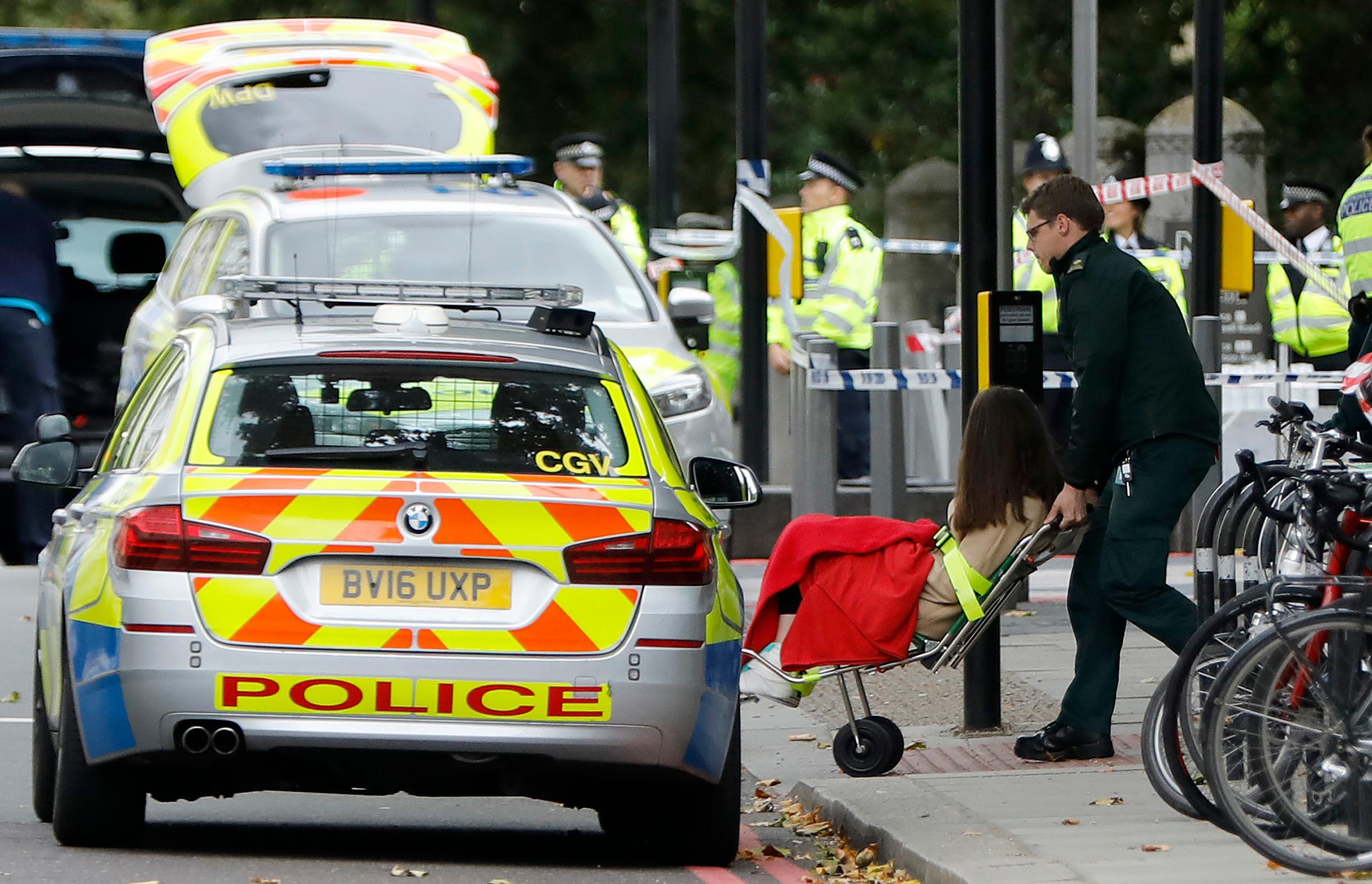 Policía británica indaga si atropellamiento afuera de museo en Londres fue accidente o atentado