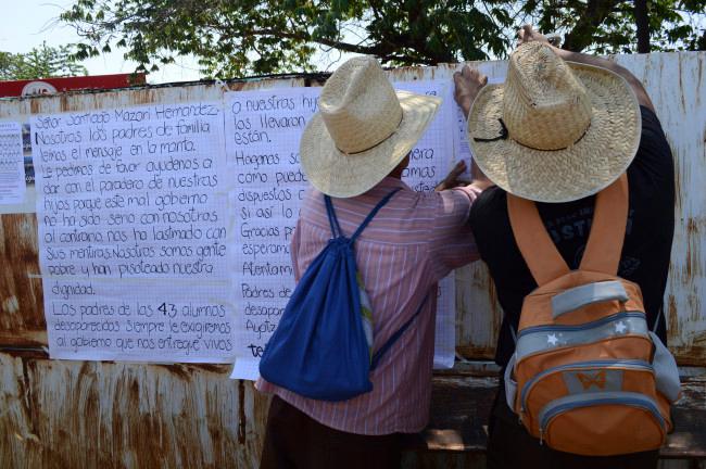 Padres de Ayotzinapa le piden ayuda a un líder del grupo criminal Los Rojos