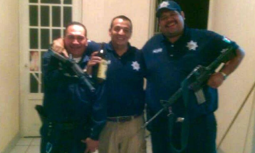 Captan a policías en Michoacán posando con cervezas, uniformados y con armas