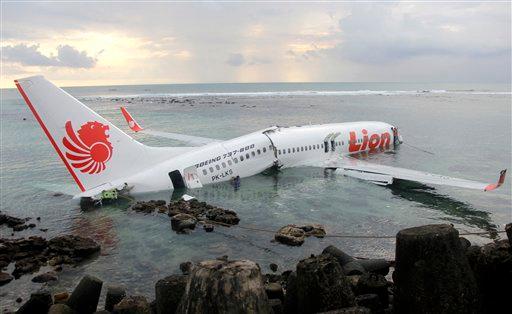 Avión se pasa de la pista, cae al mar… y todos sobreviven