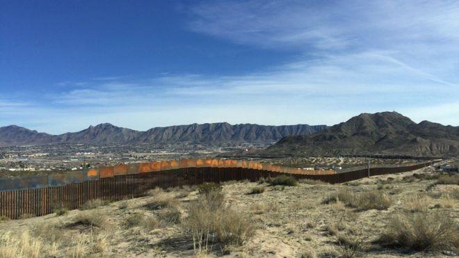 El mexicano que trabaja construyendo el muro en la frontera entre México y EU