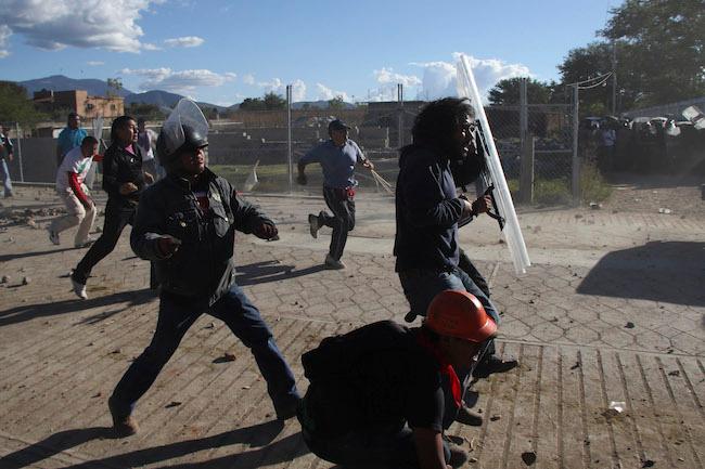 En fotos, el enfrentamiento entre la CNTE y padres de familia en Oaxaca