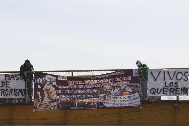 Maestros de la CNTE bloquean acceso al aeropuerto de Oaxaca
