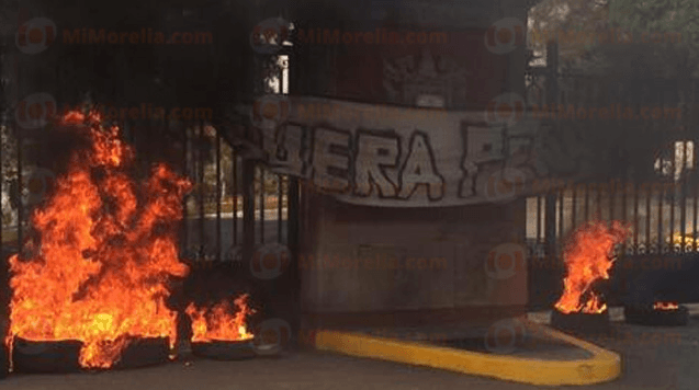 Normalistas queman llantas frente a Casa de Gobierno de Michoacán