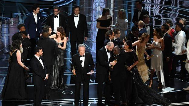 Oscar 2017: Moonlight y La La Land se reparten la gloria en una ceremonia con final confuso