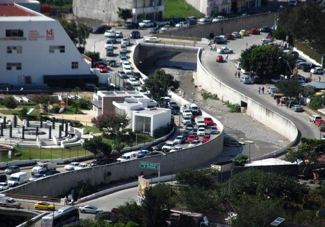Maestros y normalistas bloquean la Autopista del Sol por más de 7 horas