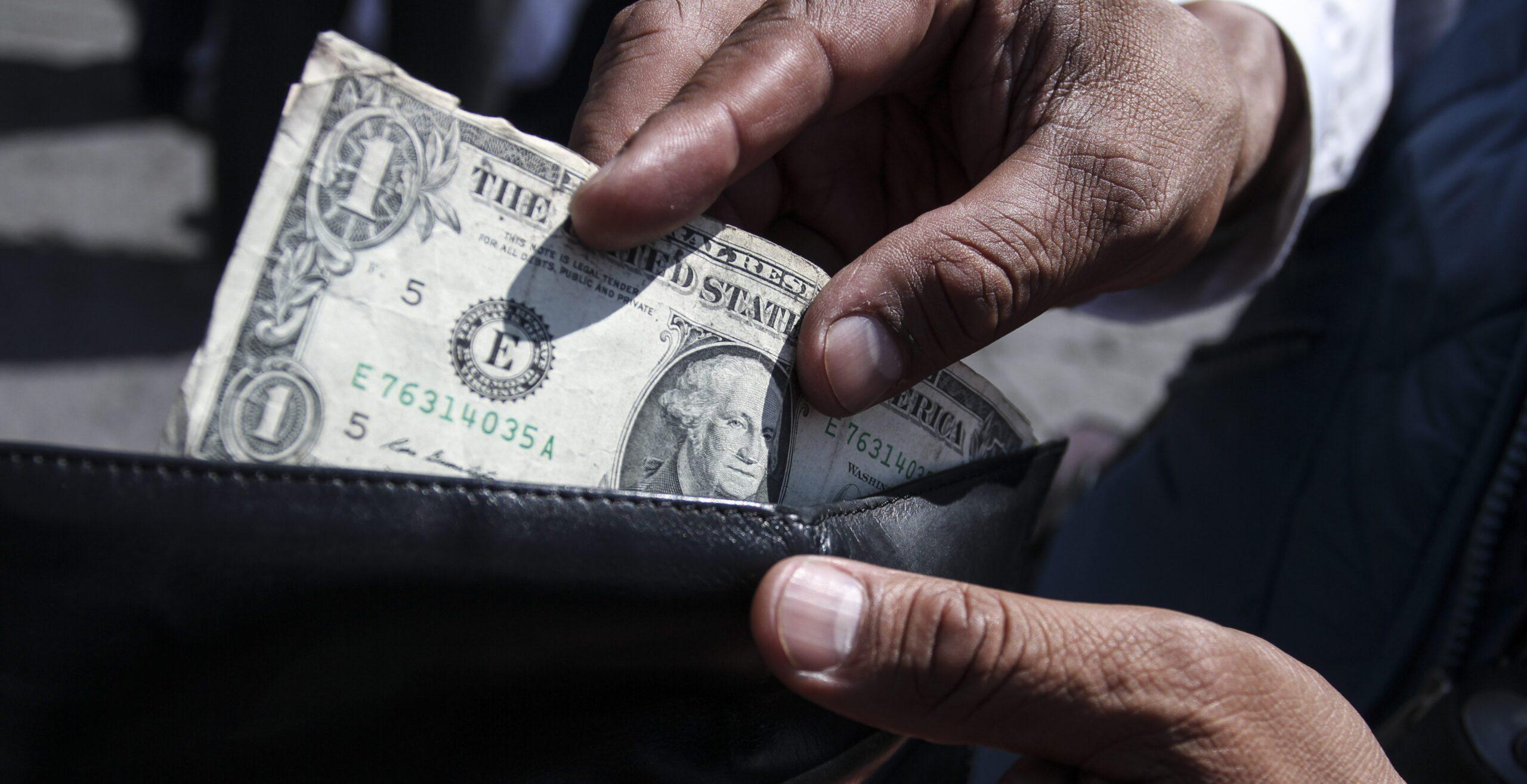 El dólar a 20 pesos sólo tiene efecto psicológico en los mexicanos: Hacienda