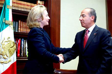 Hillary <i>palmea</i> a Calderón y se declara su fan
