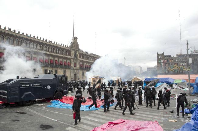 Policía Federal desaloja el Zócalo y anuncia “blindaje”