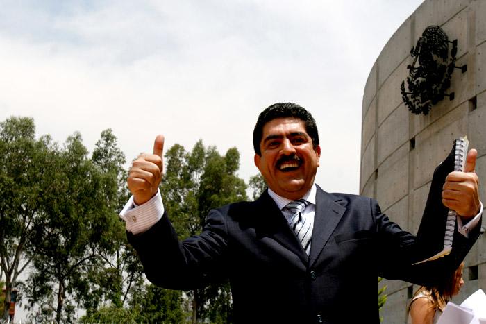 Espino dice que <i>va porque va</i>; oficializa sus intenciones rumbo al 2012 en una carta