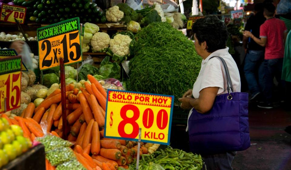 El ingreso mensual de las familias mexicanas aumentó sólo 58 pesos en un año, según el Coneval