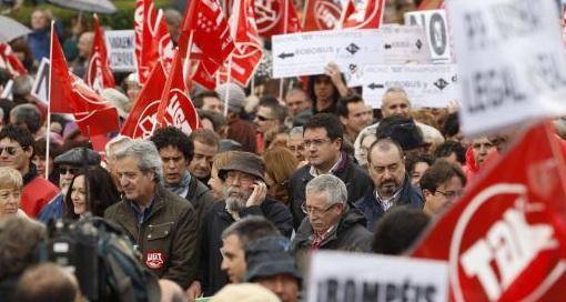 Españoles marchan contra recortes a salud y educación