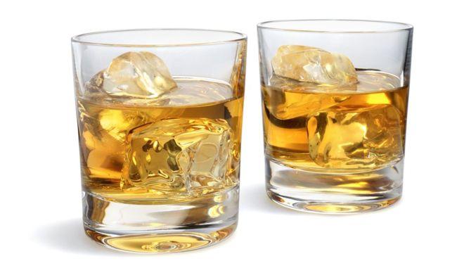 Por qué (según la ciencia) el whisky sabe mejor si lo mezclas con agua