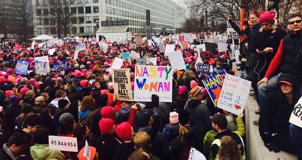 Respeta mi existencia o espera resistencia: el mensaje de miles de mujeres para Donald Trump