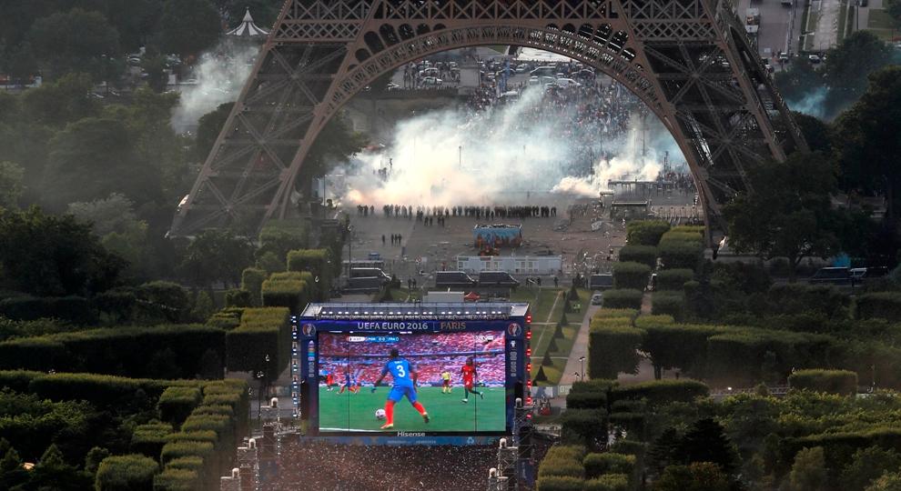 Policía usa gas lacrimógeno para frenar disturbio en la Torre Eiffel durante la final de la Eurocopa
