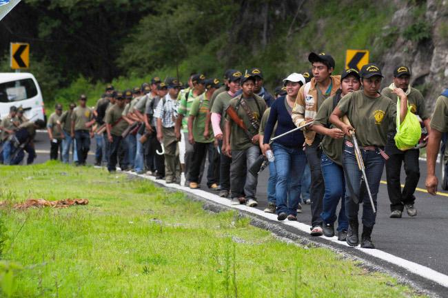 Pobladores retienen a militares en Ayutla; exigen al Ejército salir del municipio
