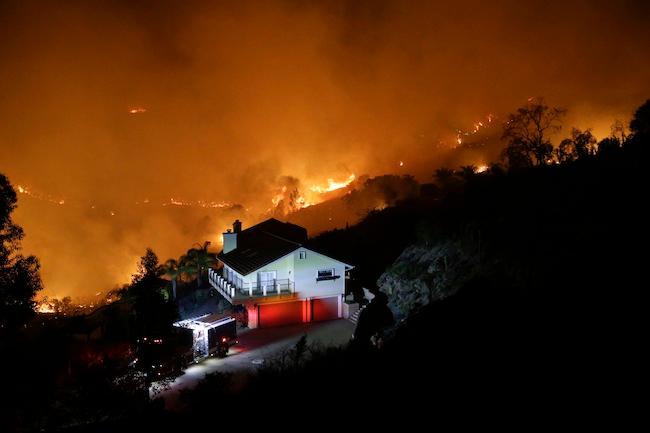 Timelapse muestra la rapidez de los incendios en California