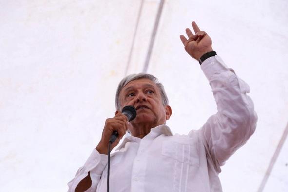 Sin votación y con porras: así fue el nombramiento de López Obrador como presidente de Morena