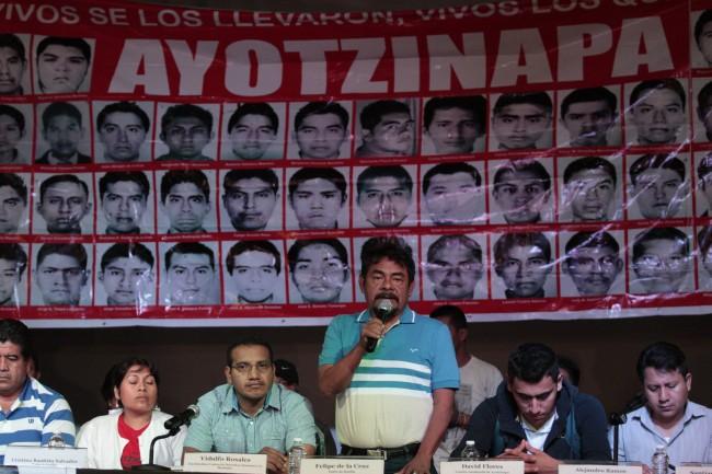 Expertos de la CIDH se reúnen con padres de Ayotzinapa por primera ocasión