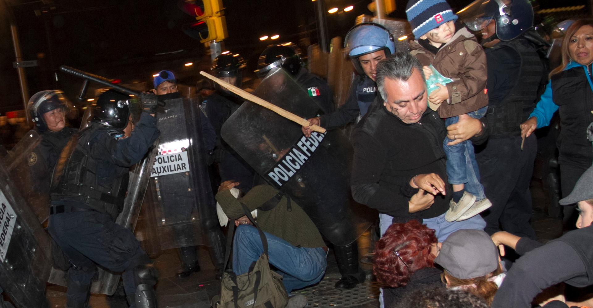 Desalojo violento del Zócalo suma 3 años de impunidad; autoridades bloquean las investigaciones