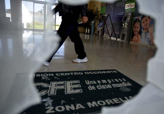 Ataques a CFE dejan sin luz a 420 mil usuarios en Michoacán