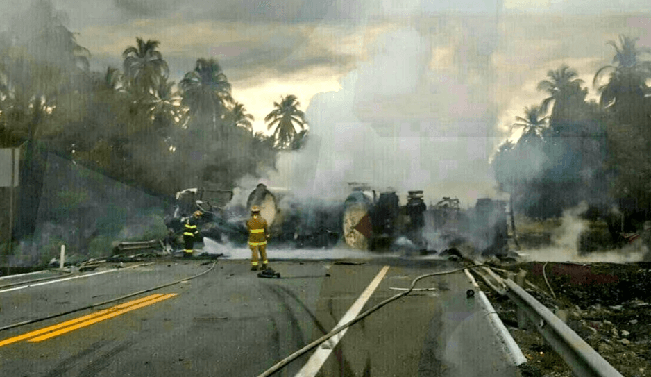 Camión y pipa con combustible chocan de frente en Michoacán; hay 24 muertos y 9 heridos