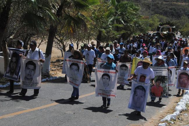 Profesores marchan en Acapulco; padres de normalistas protestan en Iguala