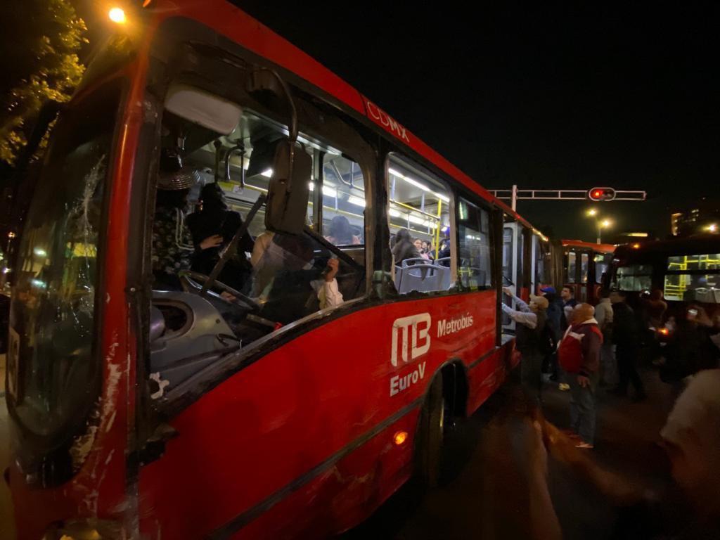 Choque de unidades de Metrobús en Reforma deja 20 heridos, dos de ellos permanecen hospitalizados 