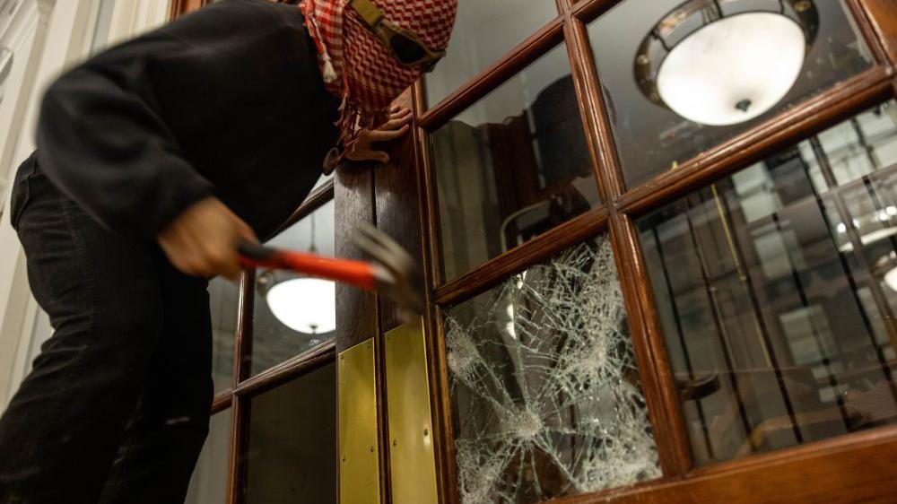 “Es una anarquía absoluta”: las impactantes imágenes de la toma estudiantil de un edificio de la Universidad de Columbia