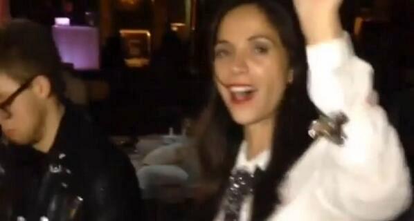 Así celebró la actriz Claudia Cervantes en la Rotonda de los Hombres Ilustres