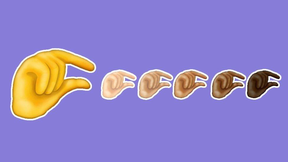 Gente en silla de ruedas, un perezoso y una mano pellizcando, entre los nuevos emojis de WhatsApp