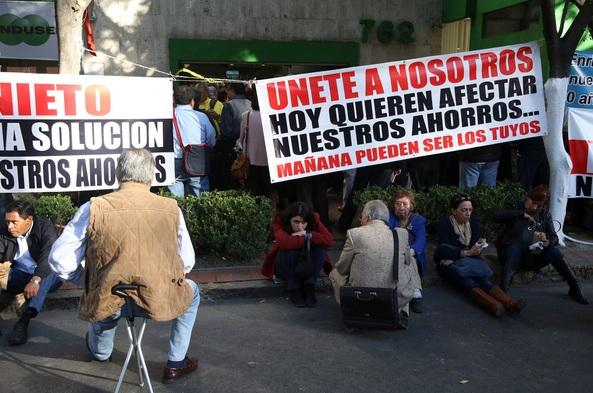 Usuarios defraudados por Ficrea se reúnen con Condusef