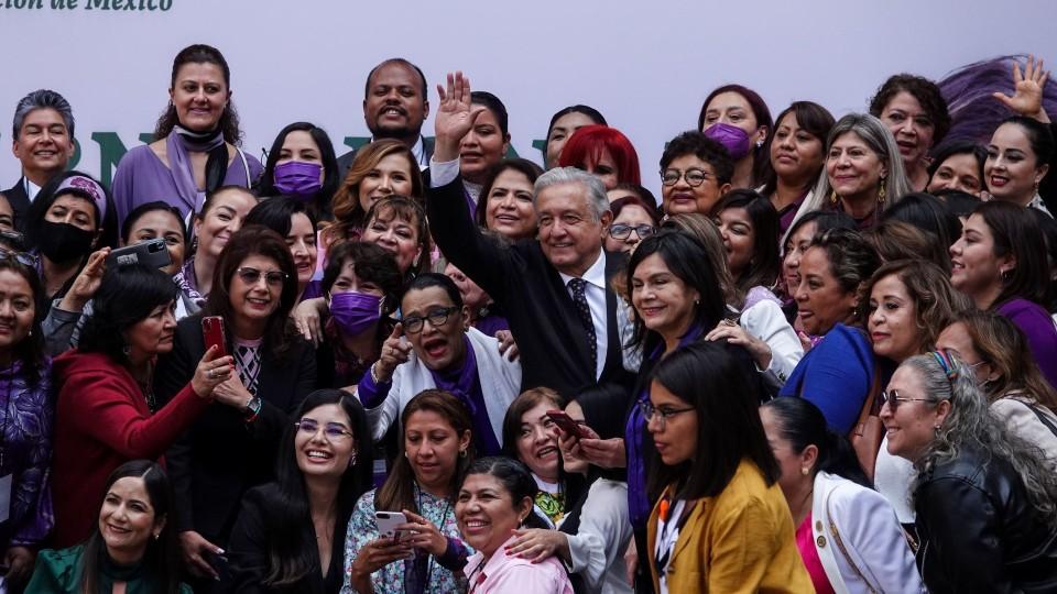 Mujeres de Morena cierran filas con AMLO, frente a las críticas por su postura hacia el movimiento feminista