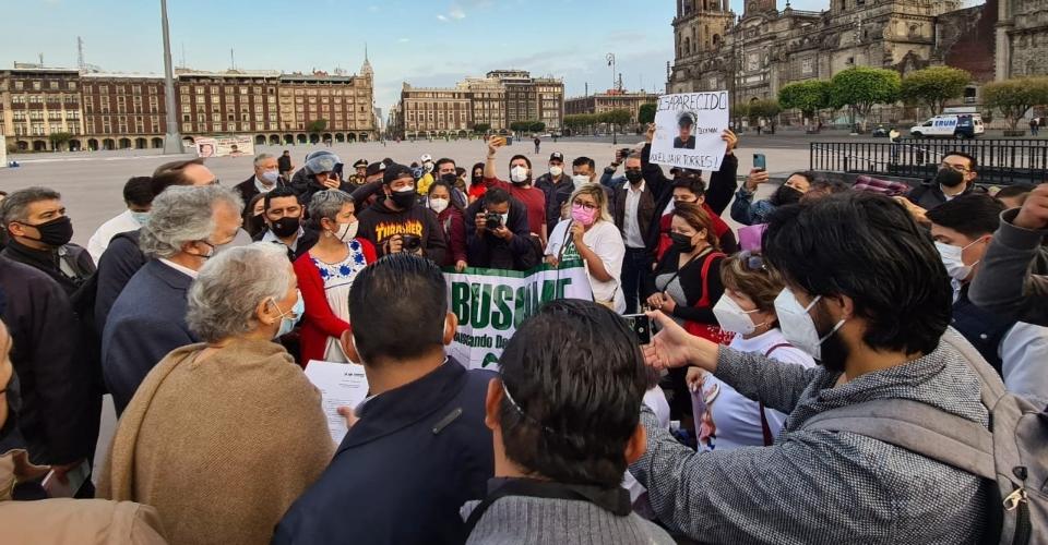 Familias de desaparecidos protestan en Palacio Nacional, dentro AMLO festeja Día de las Madres
