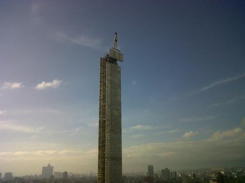 Calderón se adelanta a protesta; inaugura hoy la Estela de Luz