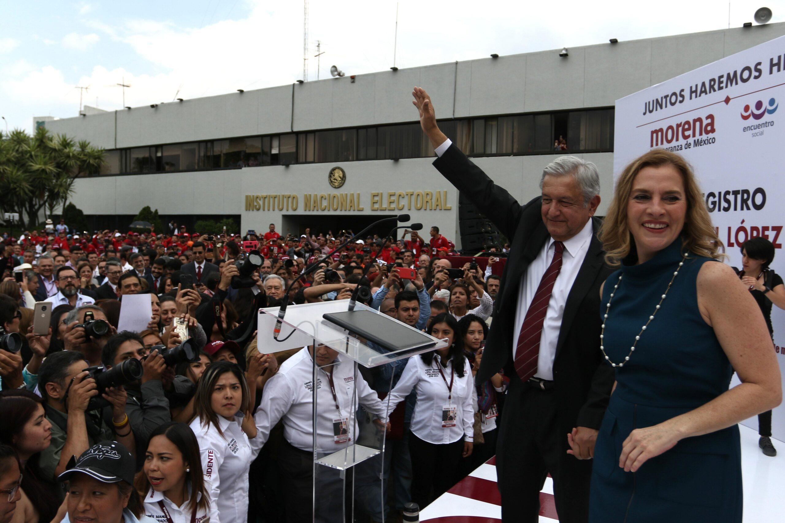 Arropado por los mineros de Napoleón, así fue el registro de AMLO ante el INE