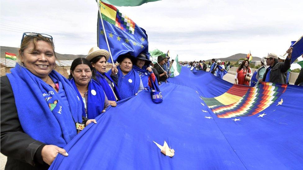 La bandera “más grande del mundo” que desplegó Bolivia para reclamar a Chile una salida al mar