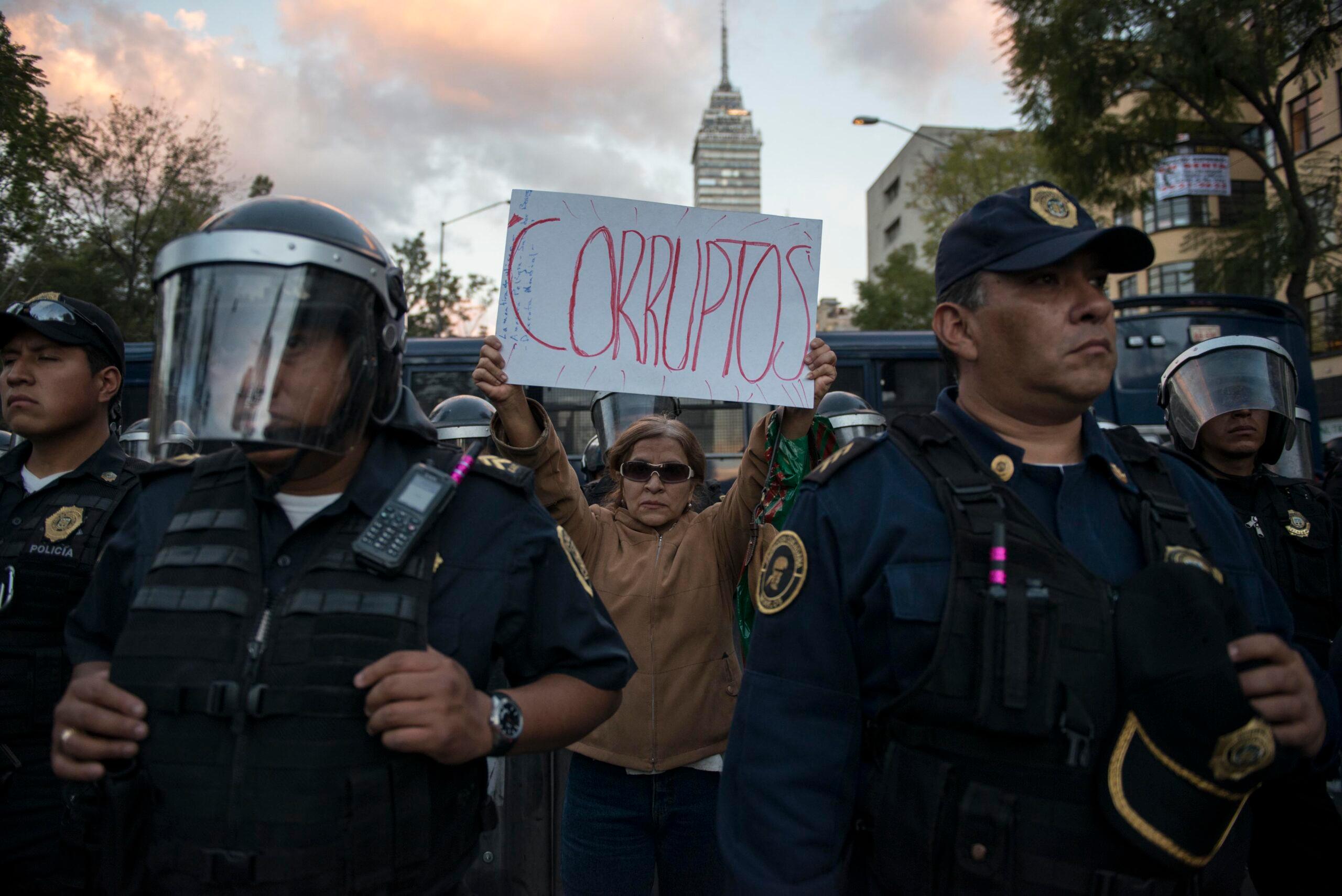 Protestan contra el alza al Metro rodeados de granaderos