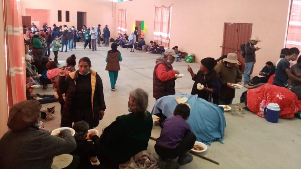 Sin casa a donde volver: Más de 80 familias siguen refugiadas tras ataque de grupo armado en Oaxaca