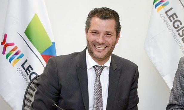 Diputado panista acosa a reportera: no chiquita, le dice tomándola del rostro