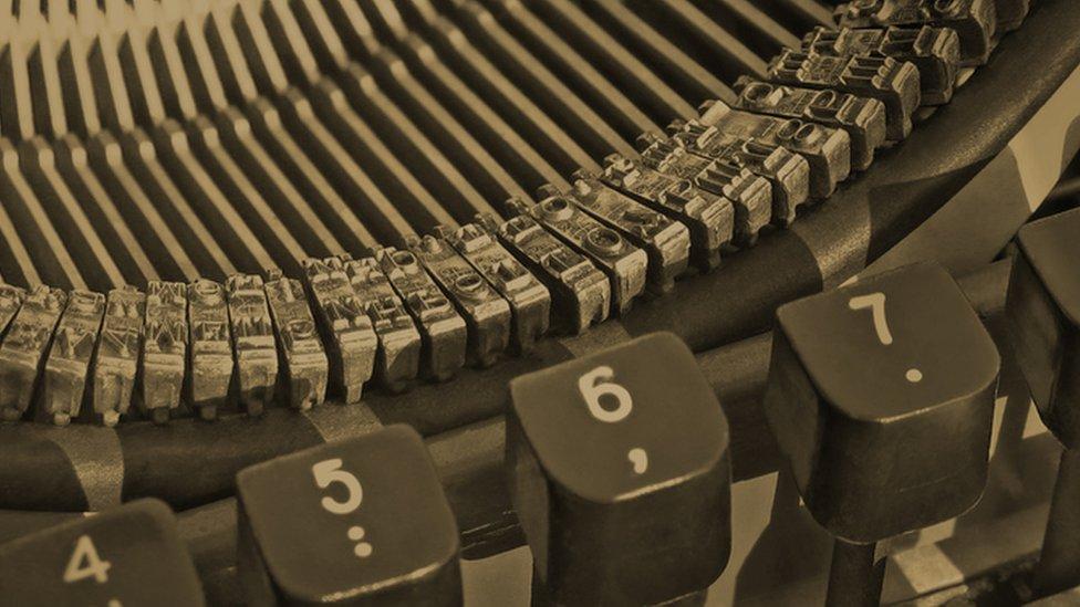 Cómo los chats casi acabaron con el punto en la escritura (y por qué este signo de puntuación es importante)