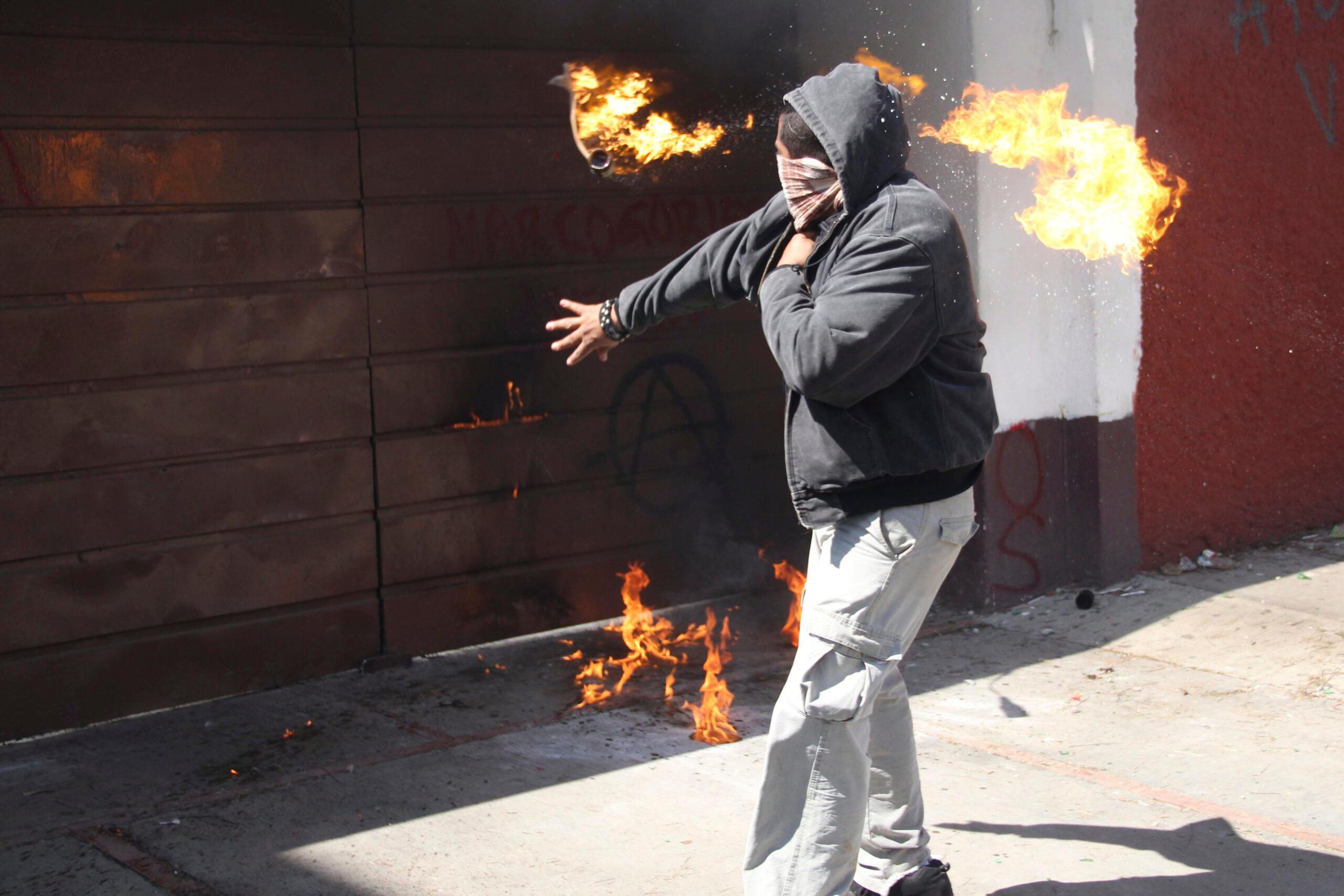 Atacan sede del PRI en Oaxaca a la llegada de la Brigada por Ayotzinapa