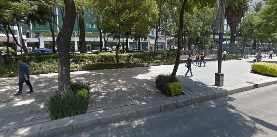 Ya la tenía en un diablito: Detienen a hombre que intentó robar estatua en Reforma