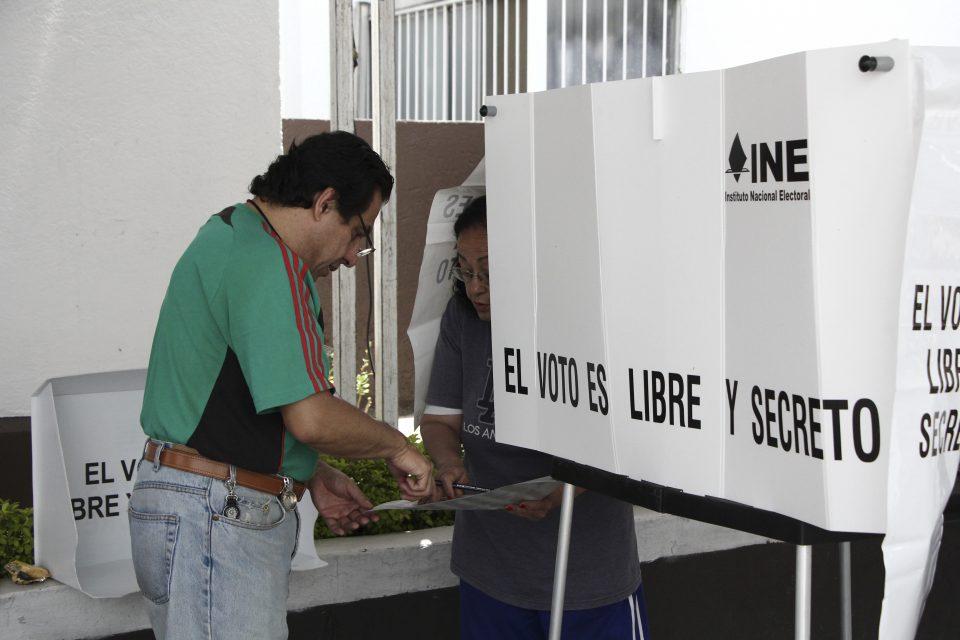 En nueve estados los candidatos punteros se dicen ganadores, pero los resultados son inciertos