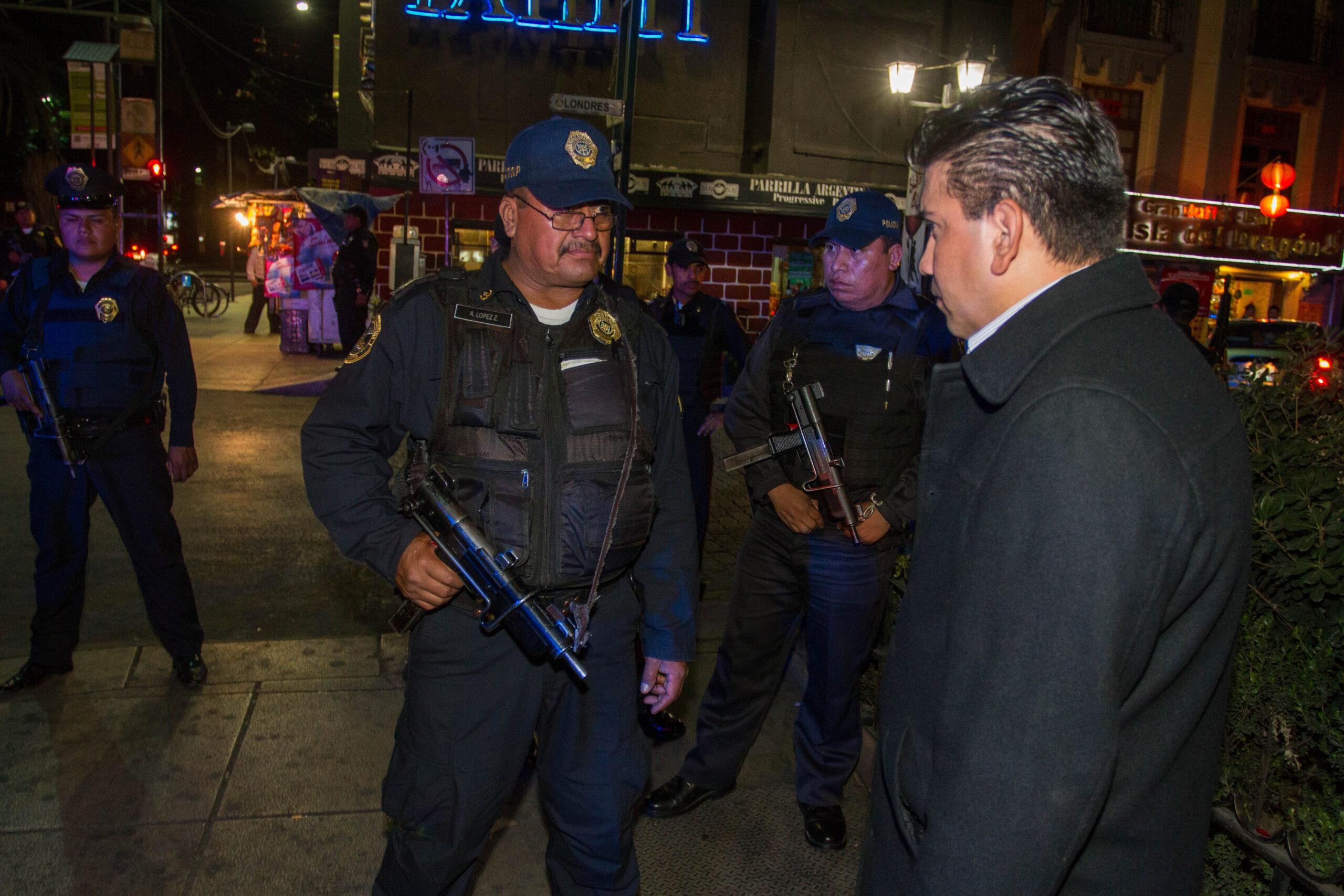 ‘Amontonan’ a policías en la Zona Rosa
